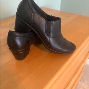 Comfortable black classic shoe